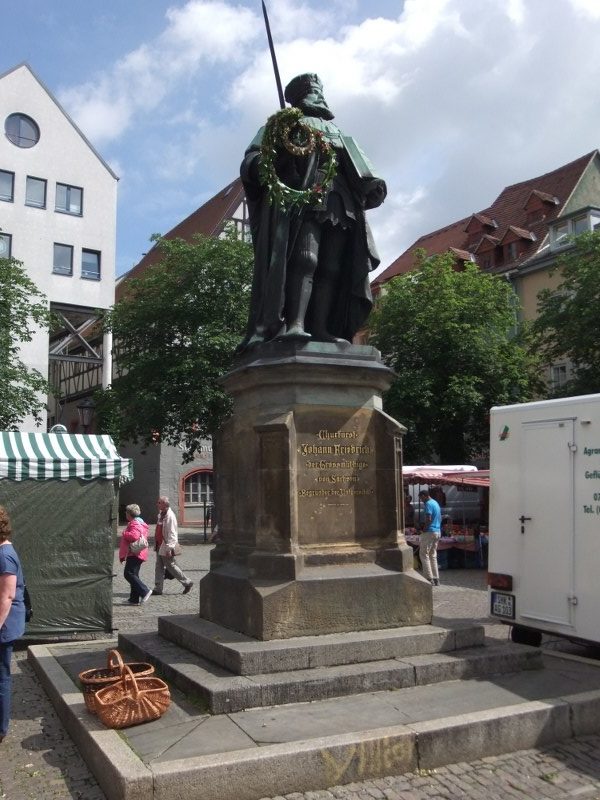 statue_auf_dem_Erfurtermarktplatz