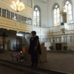 Stadtführer in Kirche