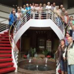 Teilnehmer auf Hoteltreppe